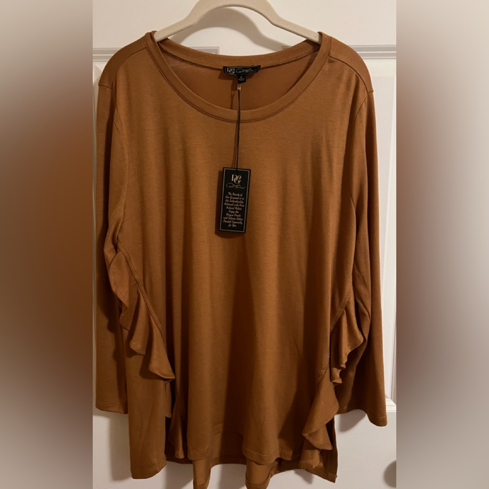NWT DG2 cinnamon/gold hi-low top. Size L